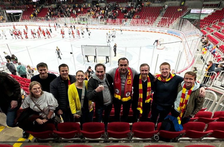 eismann- Mitarbeiter auf den Rängen des Stadions