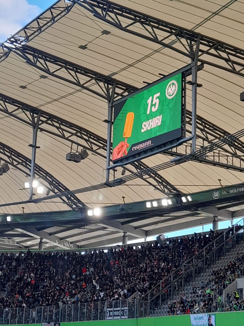 Anzeige einer gelben Karte im Stadion