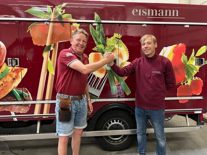 Stefan Müller schüttelt seinem Sohn Timo die Hand. 
