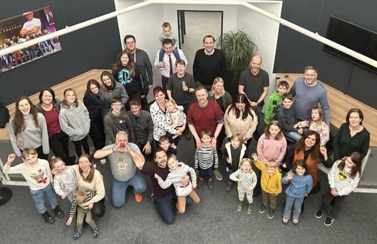 Kinder versammelt mit den Eltern im Foyer