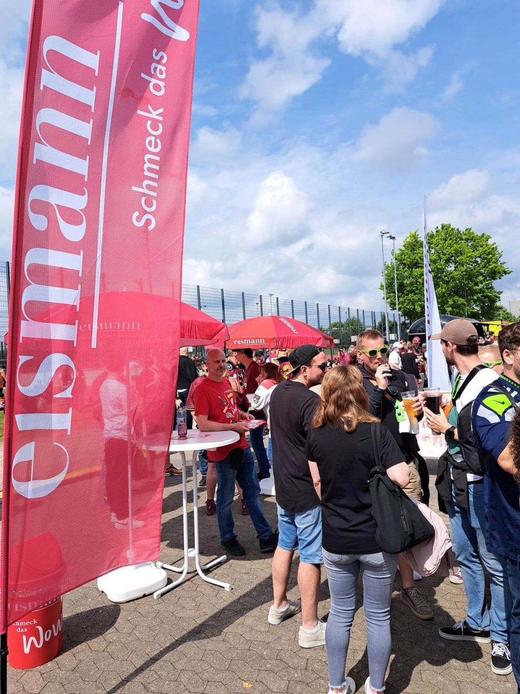 eismann-Fahne schwenkt vor den Zuschauern