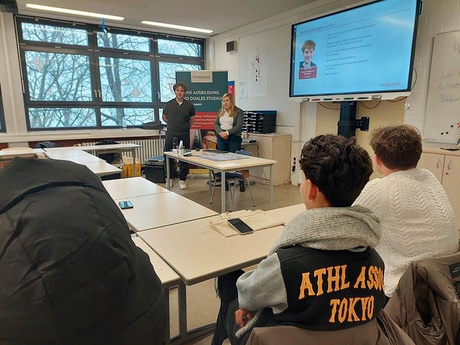 eismann-Azubi stellt Unternehmen vor Schüler vor