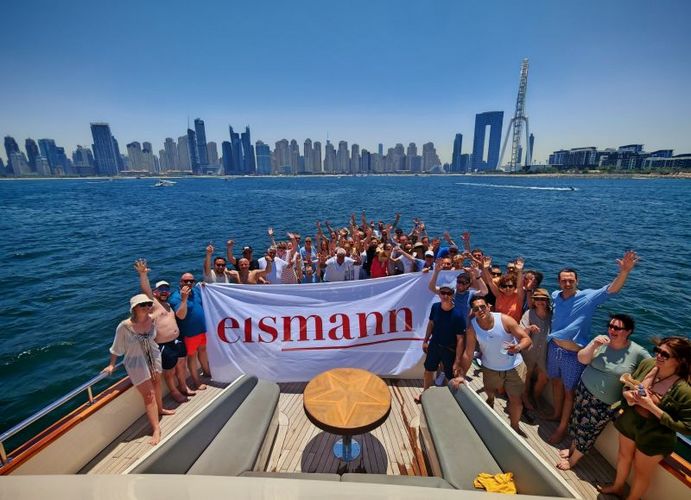 eismann Mitarbeiter stehen vor der Stadt Dubai