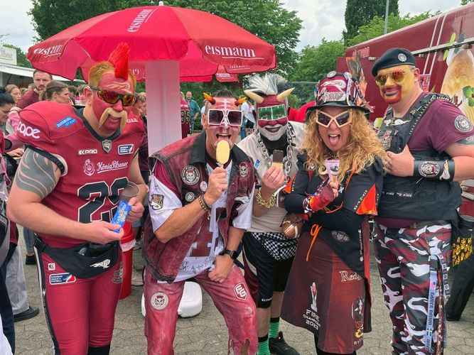RheinFire Fans jubeln vor dem eismann Wagen