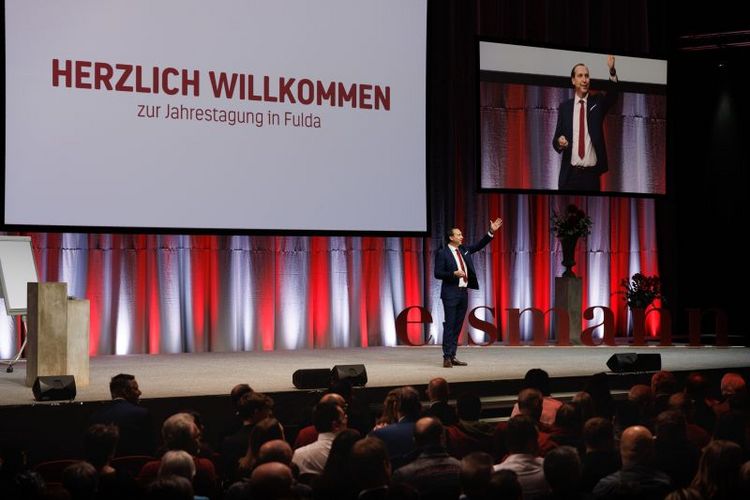 Elmar Westermeyer begrüßt das Publikum in der Halle