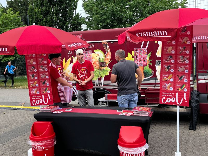 eismann Verkaufwagen mit mehren Eis-Angeboten